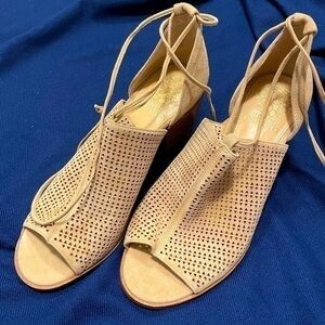 New Vince Camuto Lindel Perforated Peep Toe Shoes